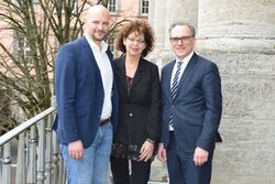 Marc Schulz, Bettina Brücher und Oberbürgermeister Andreas Mucke auf dem Balkon des Rathauses