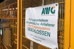 AWG-Geschlossen-Schuld an einem gelben Zaun