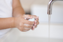 Ein Kind wäscht sich die Hände