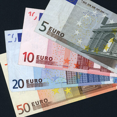Euro-Scheine vor schwarzem Hintergrund