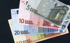 Euro-Scheine vor schwarzem Hintergrund