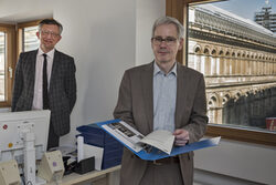 Dr. Roland Mönig, neuer Direktor des Von der Heydt-Museums, mit Kulturdezernent Matthias Nocke an seinem neuen Arbeitsplatz, im Hintergrund die Front des Museums