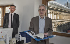 Dr. Roland Mönig, neuer Direktor des Von der Heydt-Museums, mit Kulturdezernent Matthias Nocke an seinem neuen Arbeitsplatz, im Hintergrund die Front des Museums