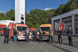 Die beiden Krankenwagen, Oberbürgermeister Mucke und Dezernent Nocke (Mitte) bei der offiziellen Übergabe im Hof der Berufsfeuerwehr