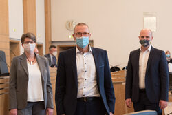 Oberbürgermeister Uwe Schneidewind mit Almuth Salentijn und Marc Schulz im Ratssaal