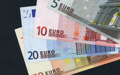 Euroscheine vor schwarzem Hintergrund
