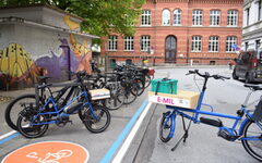Die Lastenfahrräder und andere Räder auf der Straße und auf einem Parkstreifen in der Nordstadt