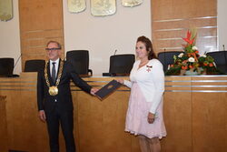 Georgia Manfredi bekommt ihre Urkunde von Oberbürgermeister Andreas Mucke