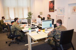 Bundeswehrsoldaten helfen im Gesundheitsamt bei der Kontaktverfolgung