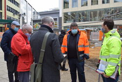 Dezernent Frank Meyer und seine Mitarbeiter bei einem Pressetermin auf dem Von der Heydt-Platz