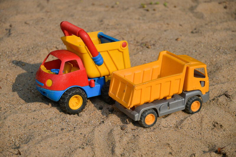 kleine Spielzeugbagger im Sand