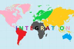 Die Erde mit der Aufschrift "Integration" mit bunten Buchstaben