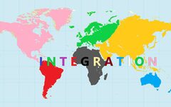 Die Erde mit der Aufschrift "Integration" mit bunten Buchstaben