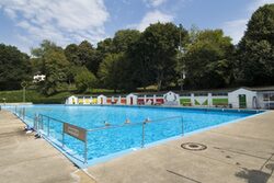 Archivbild: Blick auf das Schwimmbecken im Freibad Mirke