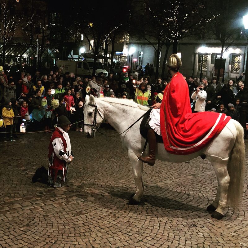 Sankt Martins Szene mit Pferd auf dem abendlichen Laurentiusplatz