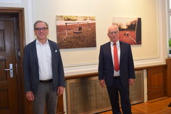 Oberbürgermeister Andreas Mucke und Klaus Brausch, Träger des Rheinlandtalers, im Dienstzimmer des OB