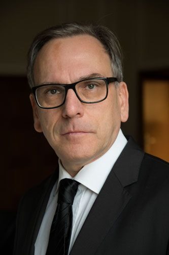 Oberbürgermeister Andreas Mucke im schwarzen Anzug mit Trauerkrawatte