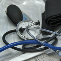 Blick in den Arztkoffer: Blutdruckmessgerät und Stethoskop