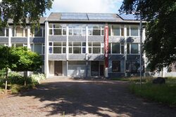 Außenansicht des leerstehenden, ehemaligen Standortes des Wilhelm-Dörpfeld-Gymnasiums auf der Hardt