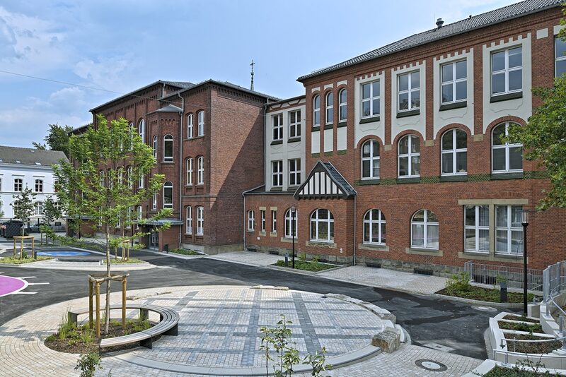 Blick auf das Schulgebäude mit dem neuen Schulplatz