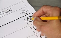 Ein Stimmzettel wird angekreuzt
