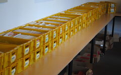 Gelbe Kästen mit Wahlunterlagen gefüllt