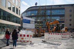 Baustelle: Auf dem Von der Heydt-Platz wurden neue Bäume gepflanzt
