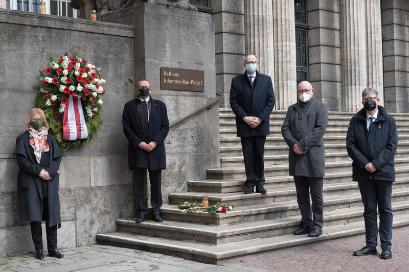 Oberbürgermeister, Bürgermeister und Stadtdirektor vor dem Kranz zum Gedenken an die Verstorbenen