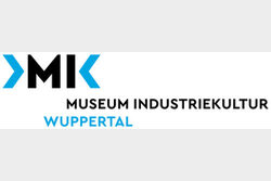 Neues Logo des Museums Industriekultur Wuppertal zeigt die beiden Buchstaben MI in schwarz, die von blauen Pfeilen eingekesselt werden