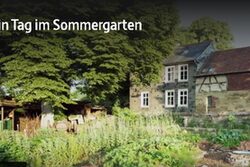 Trailer auf Arte mit dem Bild eines Bauerngartens, im Hintergrund ein Bauernhof
