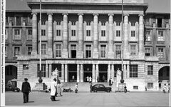 Ein historische Bild des Rathauses mit Passanten und Autos im Vordergrund