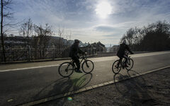 zwei Fahrradfahrer auf der Trasse