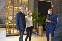 Hoteliers Anke Hartmann und Arnt Vesper im Gespräch mit Uwe Schneidewind