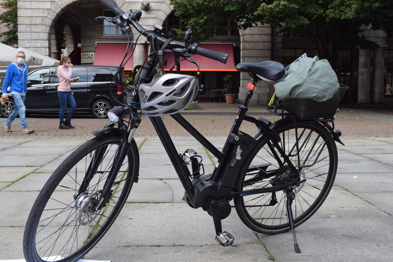 Fahrrad mit Helm und Gepäck