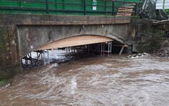 Durch Regenfälle stark angestiegener Wasserspiegel im Morsbach an der Brücke Prangerkotten