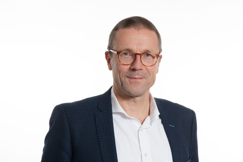 Portrait Oberbürgermeister Uwe Schneidewind vor weißem Hintergrund