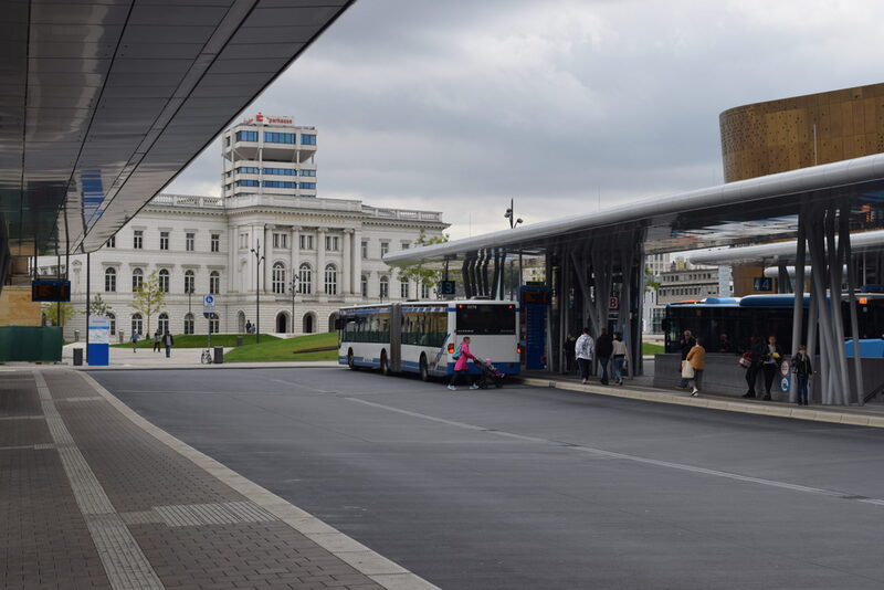 Die Bundesbahndirektion vom neuen Busbahnhof aus gesehen
