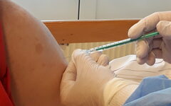 Nahaufnahme Impfung, nackter Arm mit Spritze