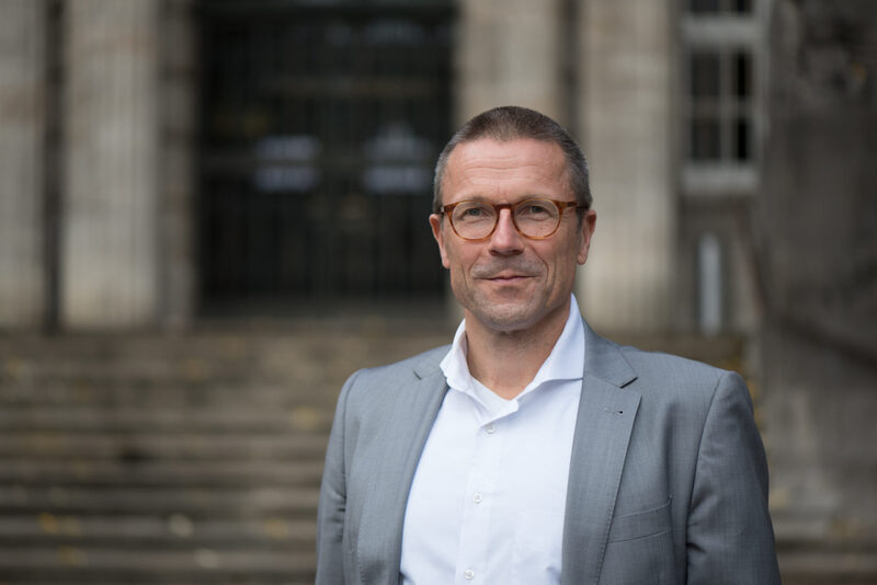 Portrait Oberbürgermeister Uwe Schneidewind vor den Rathaus-Treppen