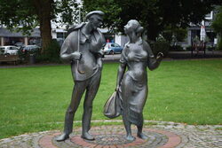 En Mann und eine Frau bilden ein Denkmal auf dem zentralen Platz in Ronsdorf