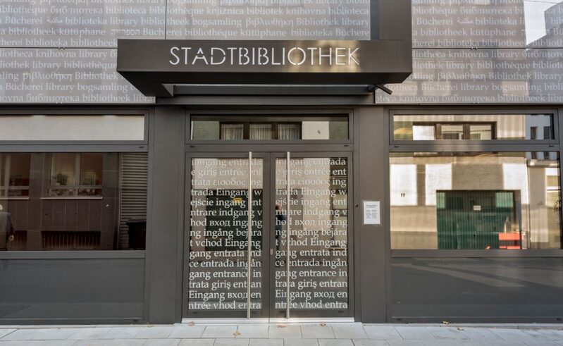 Neuer Eingang zur Zentralbibliothek mit Literaturzitaten auf verglaster Fassade