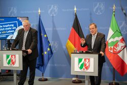 NRW Gesundheitsminister Karl-Josef Laumann und NRW Ministerpräsident Armin Laschet auf einer Pressekonferenz