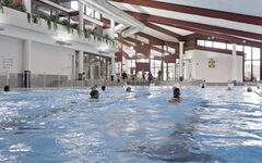 Innenaufnahme Gartenhallenbad Langerfeld, Wasserfläche mit Schwimmern