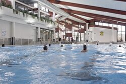 Innenaufnahme Gartenhallenbad Langerfeld, Wasserfläche mit Schwimmern