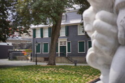 Engels-Haus mit Statue "Die starke Linke" im Vordergrund