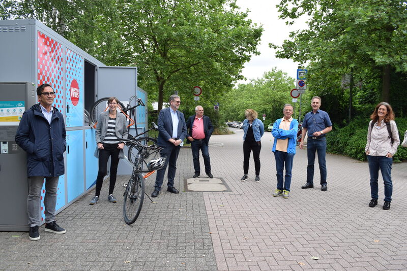 Bezirksbürgermeister, Mitglieder der Bezirksvertretung des VRR, der Radboxen-Firma und der Stadt begutachten die neuen Boxen