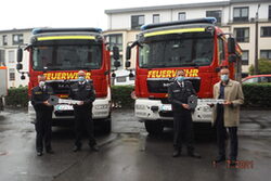 Die Übergabe der Fahrzeuge für die Feuerwehren in Ronsdorf und Cronenberg wurde mit großen symbolischen Schlüsseln begangen