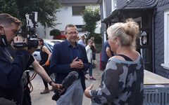 Oberbürgermeister Uwe Schneidewind im Gespräch mit Betroffenen