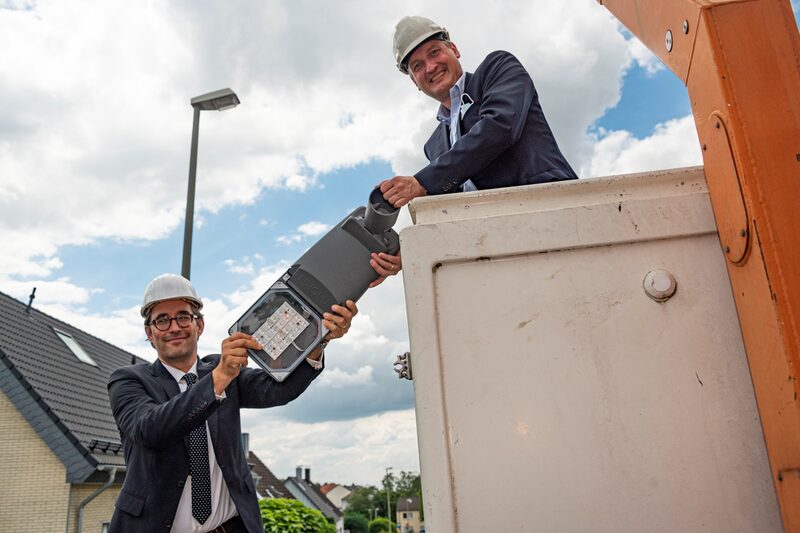 WSW-Vorstandsvorsitzender Markus Hilkenbach (rechts) und Marcus Sohns, Mitglied der Geschäftsleitung von ENGIE Deutschland, mit einer LED-Straßenleuchte, die beim Pilotprojekt zur intelligenten Straßenbeleuchtung in Schöller-Dornap verwendet wird.
