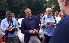 Herr Schneidewind informiert sich vor Ort über die Schäden